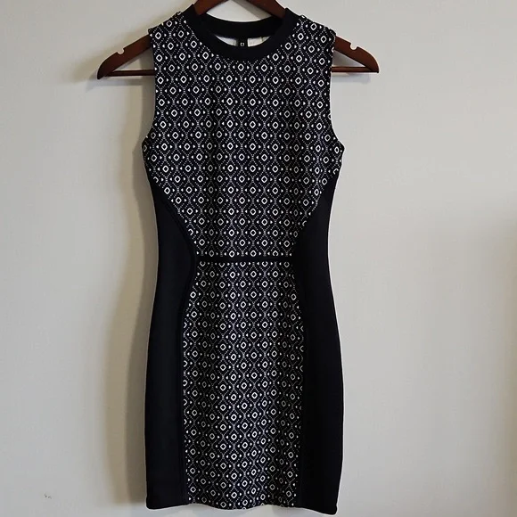 Elegant Black and White Patterned Dress - - Picture 1 of 11